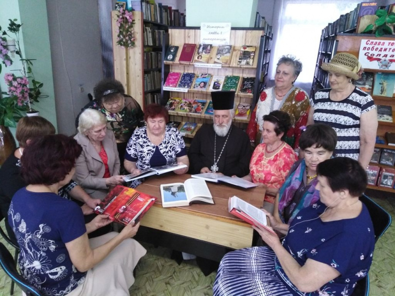 Протоиерей Николай Уваров провел дискуссию на духовные темы для шахтинских пенсионеров в библиотеке имени М.А. Шолохова г. Шахты