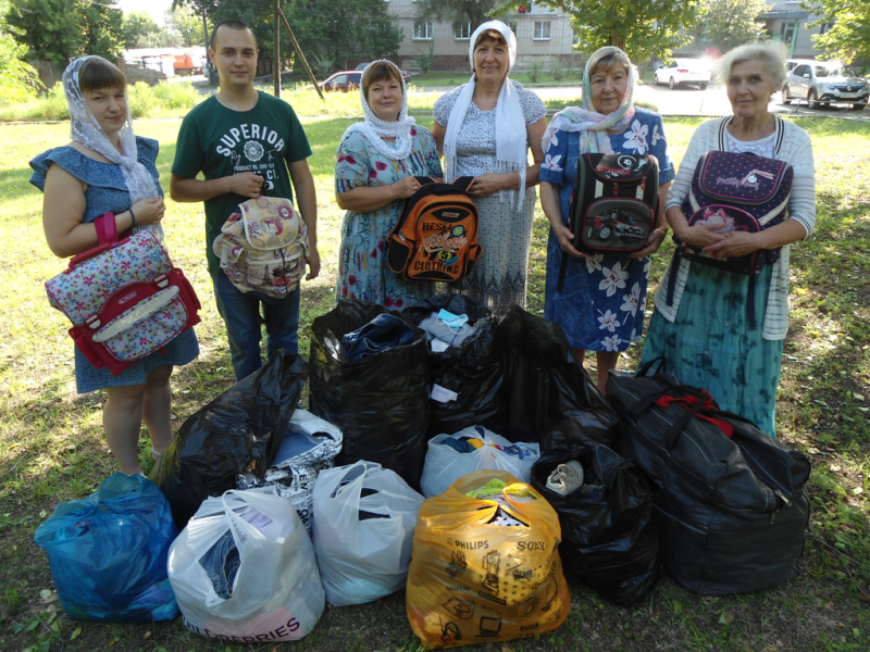 Добровольцы «Общины Милосердия» при храме в честь Почаевской иконы Божией Матери г. Каменск-Шахтинский помогли собрать к школе детей из трех малообеспеченных семей