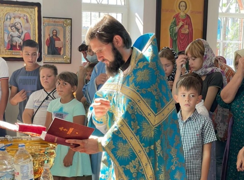 В Свято-Троицком храме г. Каменск-Шахтинский совершен молебен на начало учебного года