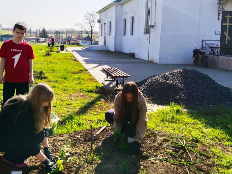 Жители села Алексеевка  приняли участие в уборке на территории храма Успения  Пресвятой Богородицы