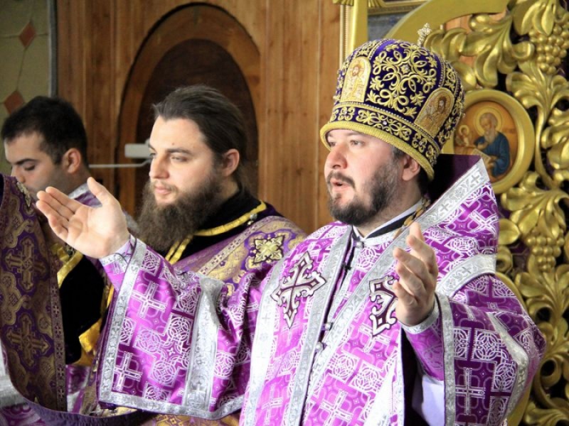 В Великий четверг Страстной седмицы Правящий архиерей Шахтинской епархии епископ Симон совершил Литургию Василия Великого в Покровском кафедральном соборе г. Шахты