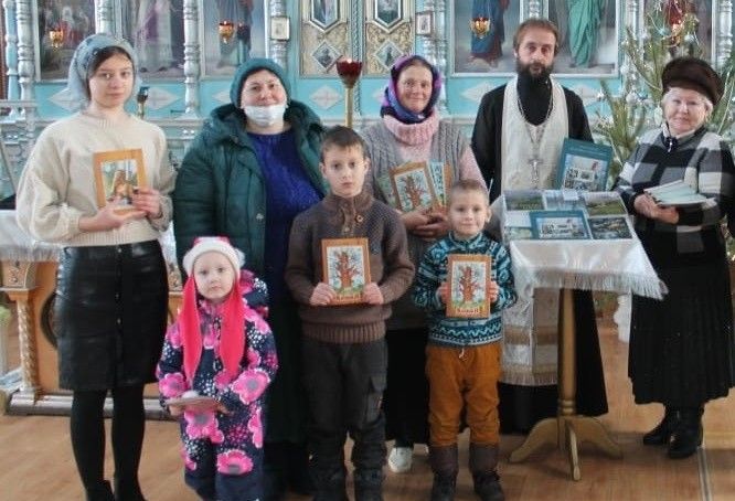 Писатель Октябрьского района Людмила Бардашова подарила учащимся воскресной школы «Благовест» авторские книги для детей