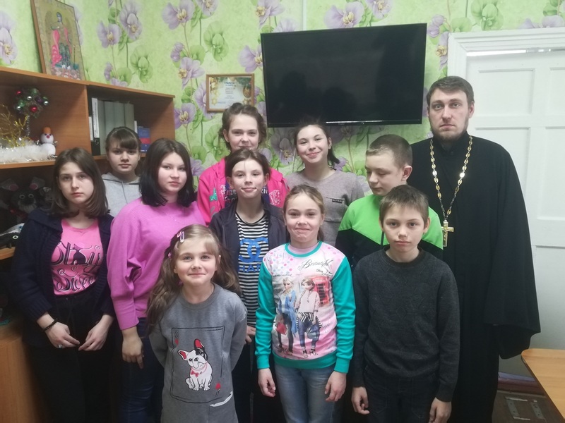 Настоятель прихода храма Иоанна Предтечи иерей Антоний Колпаков провел беседу с воспитанниками социально-реабилитационного центра города Новошахтинска