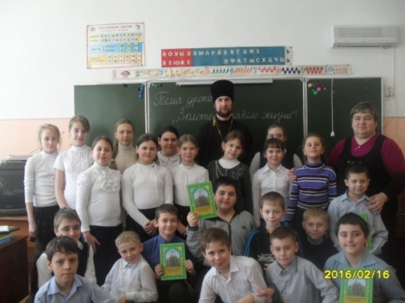 Настоятель храма святого благоверного князя Александра Невского города Шахты провёл беседу с учащимися местной школы