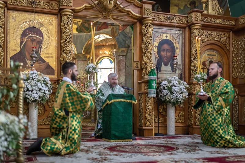 В день Святой Троицы, Пятидесятницы епископ Симон совершил праздничное богослужение