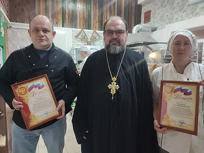 Окружной священник Донецкого округа вручил награды руководителям пекарни «Мельница» города Красный Сулин   