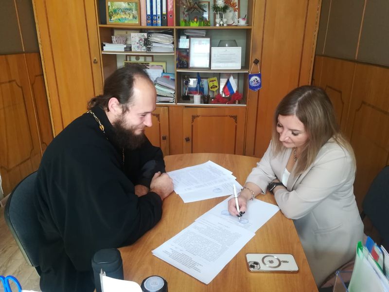 Подписание договора о сотрудничестве между Свято-Покровским храмом города Шахты и Средней общеобразовательной школой № 23
