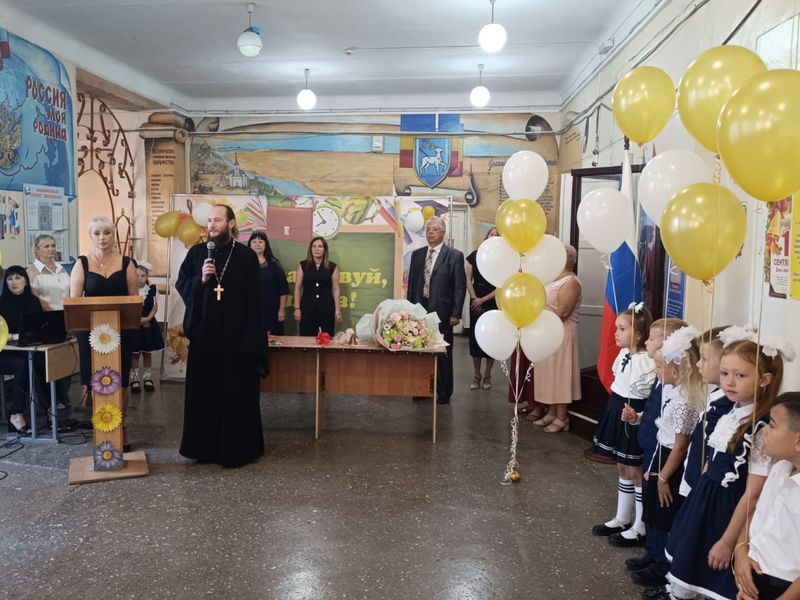 Настоятель Свято-Покровского храма посетил линейку в школе N23