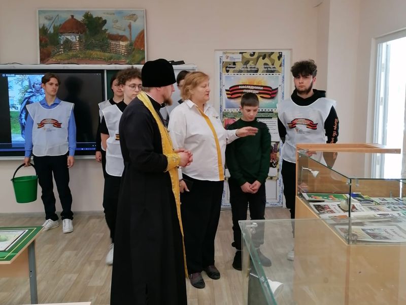 Благочинный Зверево-Никольского округа иерей Димитрий Дяур совершил чин освящения школы №5 города Зверево