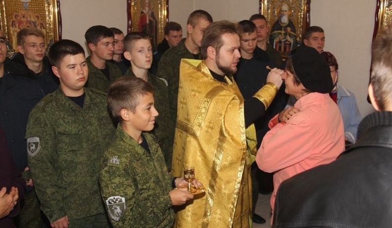 Воспитанники казачьего кадетского корпуса накануне праздника Покрова Пресвятой Богородицы приняли участие во всенощном бдении в храме цесаревича Алексия