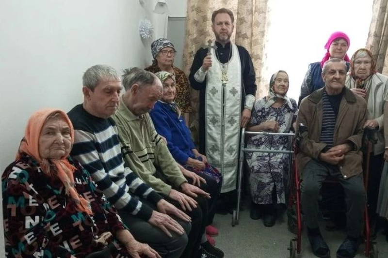 Священник освятил воду в доме престарелых посёлка Садовый