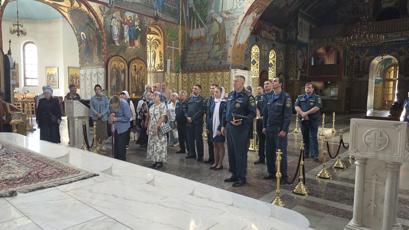 В Покровском кафедральном соборе города Шахты совершили богослужение с участием сотрудников пожарно-спасательной службы