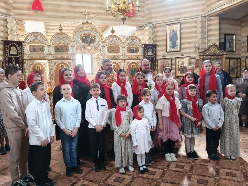 В храме великомученицы Екатерины Красного Сулина поздравили прихожанок с днём святых жён-мироносиц