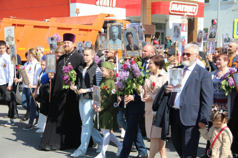 Протоиерей Роман Амплеев принял участие в праздничном шествии и митинге, посвященном Победе в Великой Отечественной войне