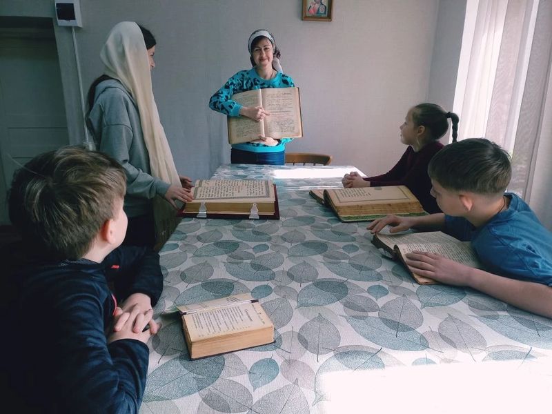 Живая история: как прошел урок, посвященный Дню православной книги, в храме станицы Кривянской