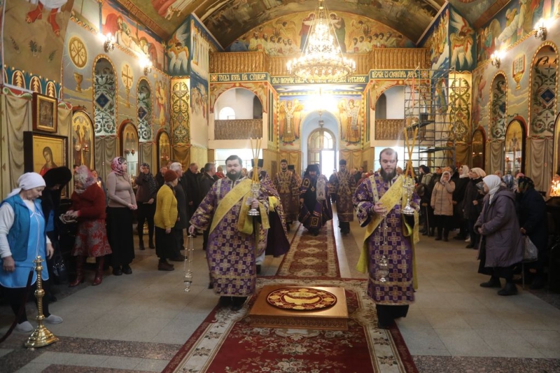 В Неделю Торжества Православия Преосвященнейший епископ Симон совершил Литургию в Покровском кафедральном соборе города Шахты