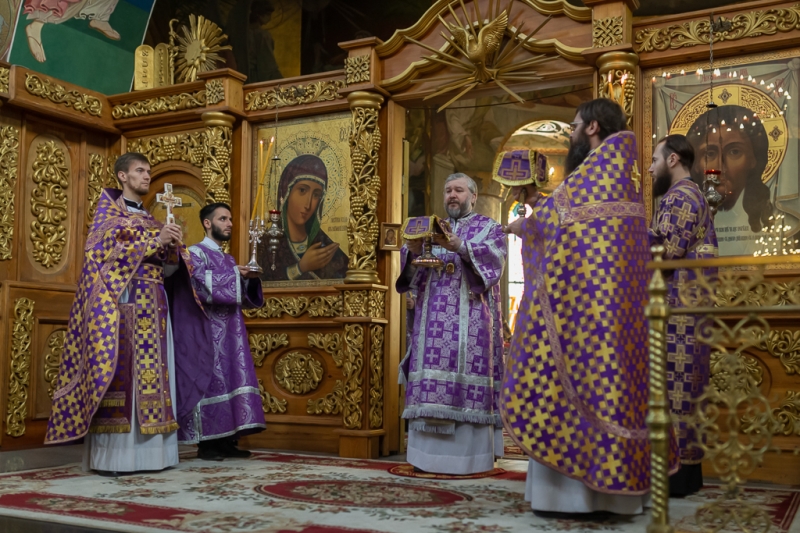 Преосвященнейший епископ Симон совершил Божественную литургию в Покровском кафедральном соборе города Шахты 