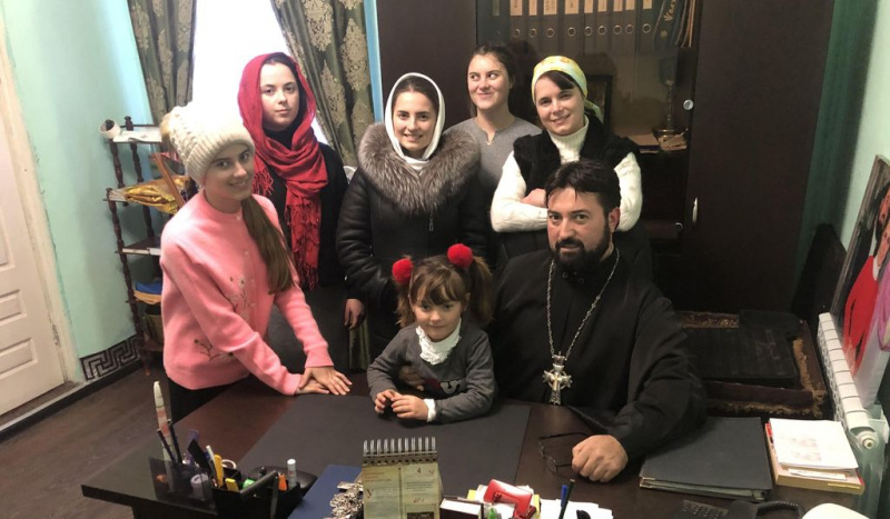 Прихожане Никольского храма сл. Кашары поздравили настоятеля храма протоиерея Игоря Жевердана с годовщиной назначения на должность благочинного приходов Кашарского округа