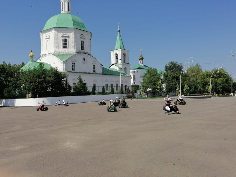 Ко дню защиты детей для воспитанников воскресной школы при храме Архистратига Михаила было организовано катание на электромобилях
