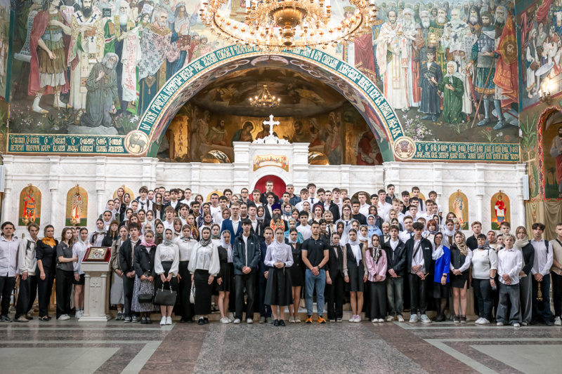 В Покровском кафедральном соборе города Шахты выпускники школ взяли благословение на предстоящие испытания знаний
