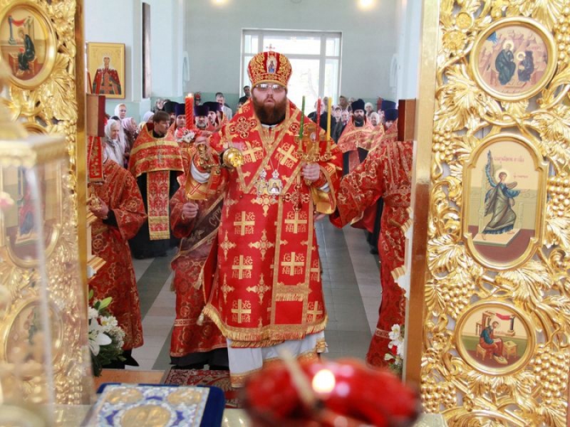В понедельник Светлой седмицы, во второй половине дня Пасхальные торжества в Шахтинской епархии продолжились в Покровском храме г. Каменск-Шахтинский