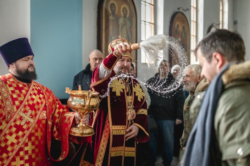 В день памяти святого мученика Трифона Преосвященнейший епископ Симон совершил Божественную литургию и молебен с освящением воды в кафедральном храме Шахтинской епархии