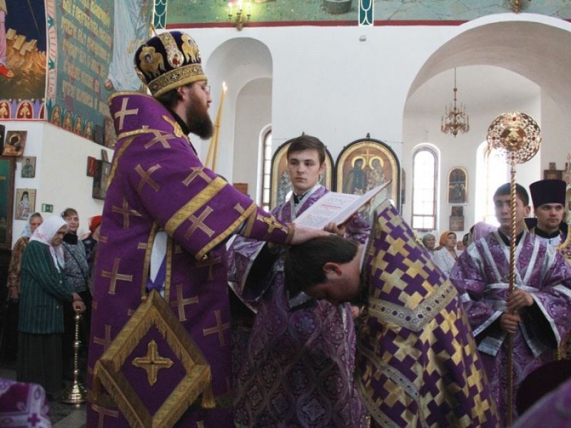 В Великий четверг в Покровском кафедральном соборе Управляющий Шахтинской епархии епископ Игнатий совершил Литургию