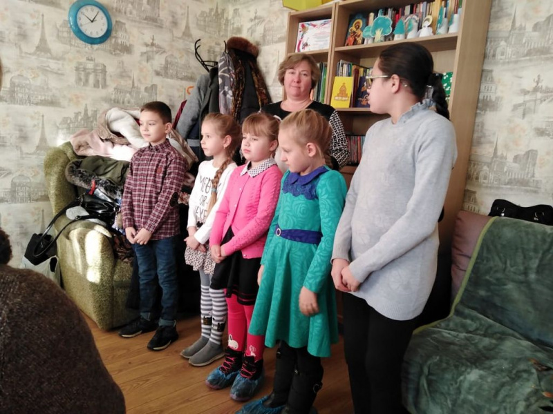 В воскресной учебно-воспитательной группе «Светочь» при храме святой блаженной Матроны Московской Донецкого благочиния отпраздновали международный День матери