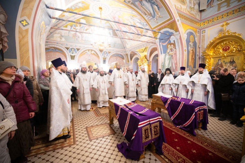 В Саратове Преосвященнейший епископ Симон принял участие в перезахоронении архиереев ХХ века – архиепископа Досифея (Протопопова) и епископа Вениамина (Милова)