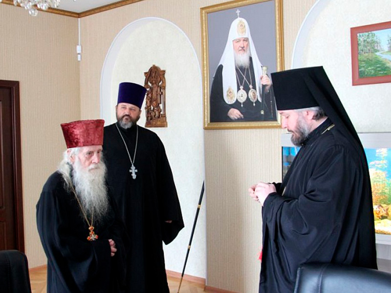 Высокую Патриаршую награду клирику Шахтинской епархии вручил Преосвященнейший епископ Симон