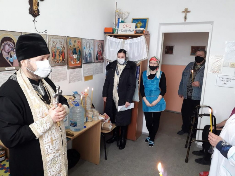 Протоиерей Роман Мясников с пастырским визитом посетил дом престарелых в пос. Садовый 