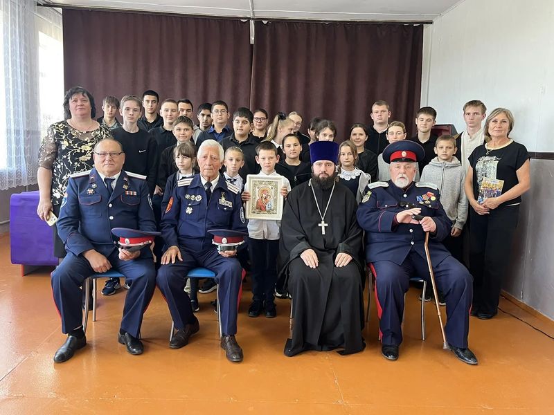 Казачий полковник Ким Ярушко побывал в Никольской школе Миллеровского района.