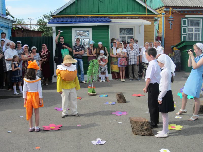 Ученики воскресной школы Никольского храма выступили перед прихожанами с концертной программой