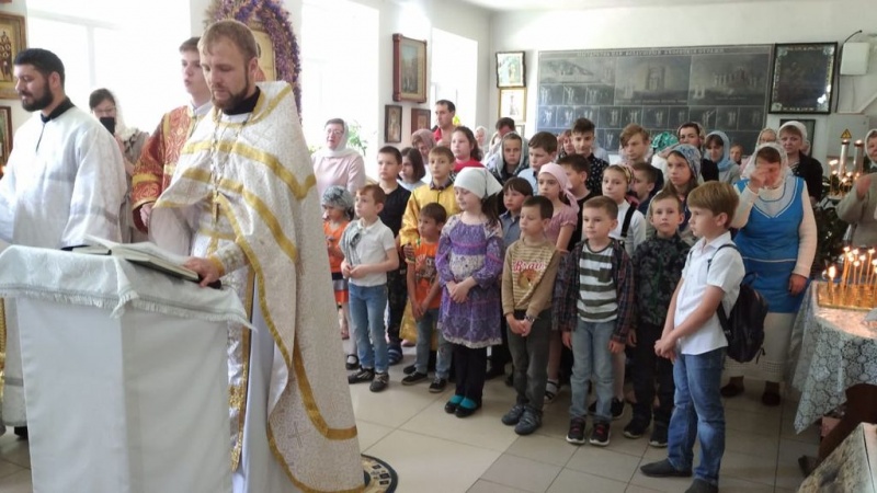 В храме в честь великомученика и целителя Пантелеимона города Гуково состоялась детская Божественная литургия