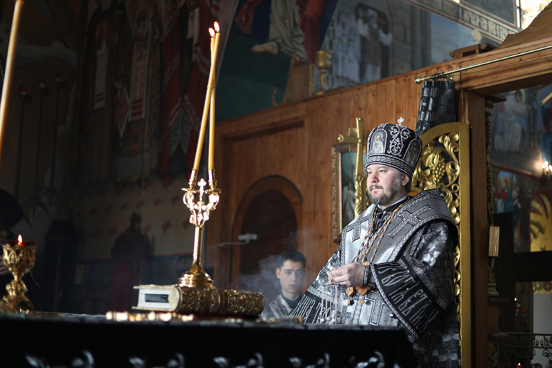 В Великую среду Страстной седмицы Преосвященнейший епископ Симон совершил Литургию Преждеосвященных Даров в Покровском кафедральном соборе г. Шахты