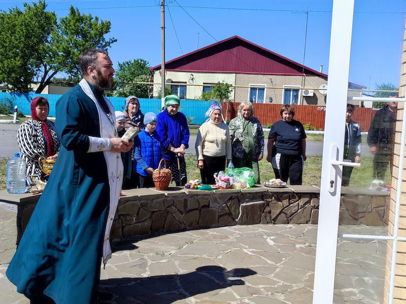 Иерей Сергий Липень освятил куличи и яйца в канун Светлого Христова Воскресения