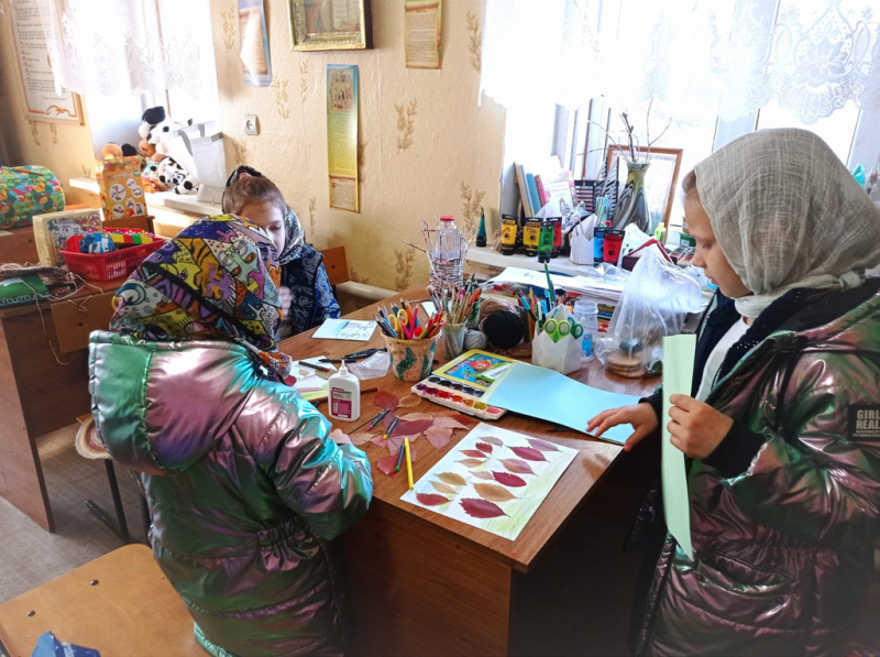 Художественный конкурс «Краски осени» прошел в воскресной школе «Васильки» Покровского прихода г. Новошахтинска