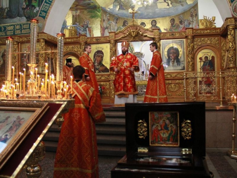 В праздник Собора новомучеников и исповедников Церкви Русской епископ Игнатий совершил Литургию в Покровском кафедральном соборе г. Шахты