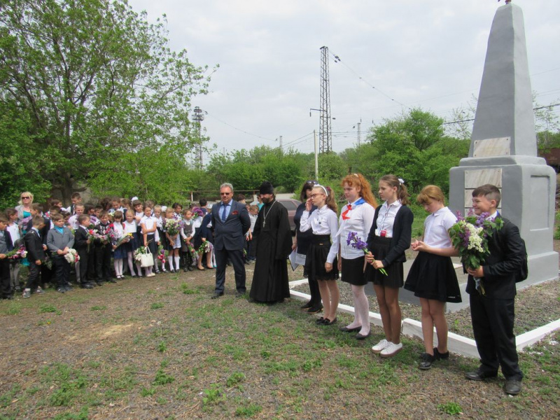 В поселке Дон Лесхоз Пролетарского сельского поселения в дни празднования Великой Победы у захоронения воинов ВОВ памяти павшим героям состоялся митинг