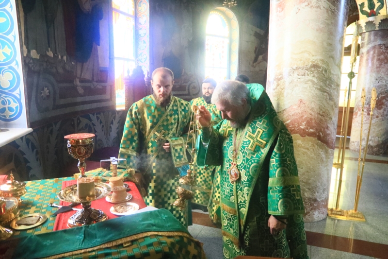 В день памяти святых благоверных князя Петра и княгини Февронии Преосвященнейший епископ Симон совершил Божественную литургию в Покровском кафедральном соборе города Шахты