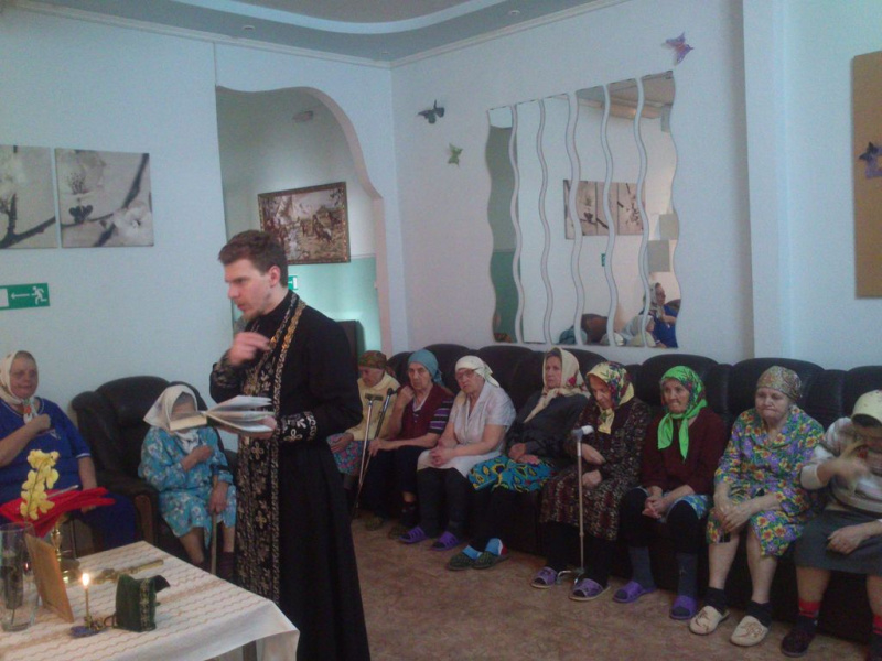 Сестры милосердия храма Державной иконы Божией Матери ведут активную работу по духовному просвещению людей, находящихся в социальных учреждениях г. Донецка