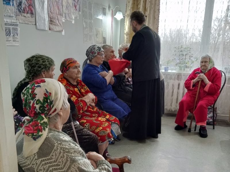 Протоиерей Роман Мясников в Неделю Торжества Православия посетил дом престарелых