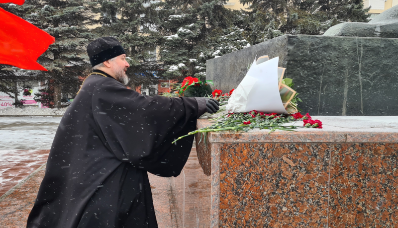 В 80-ю годовщину освобождения города Шахты от немецких оккупантов епископ Шахтинский и Миллеровский Симон возложил цветы к мемориальному комплексу