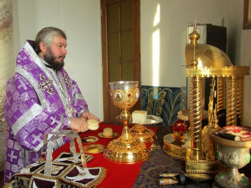 Епископ Симон в праздник Воздвижения Честного и Животворящего Креста Господня совершил Литургию в Покровском кафедральном соборе г. Шахты