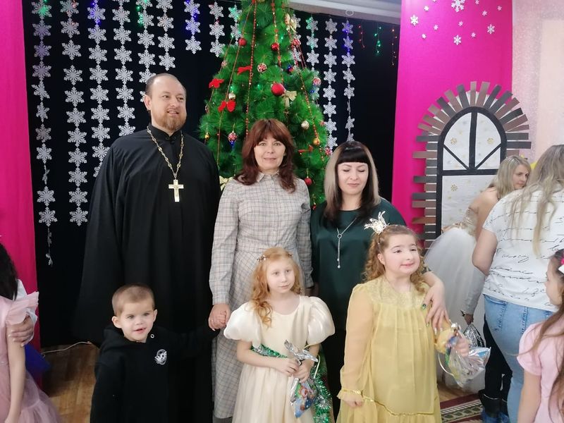 Протоиерей Роман Ампллев поздравил детей и родителей стоящих на учете в ГБУСОН РО «СРЦ города Новошахтинска»