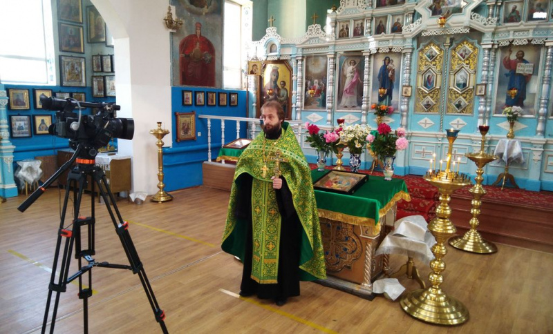 Благочинный приходов Нижнедонского округа протоиерей Сергий Яценко поздравил жителей Октябрьского района с великим праздником Святой Троицы