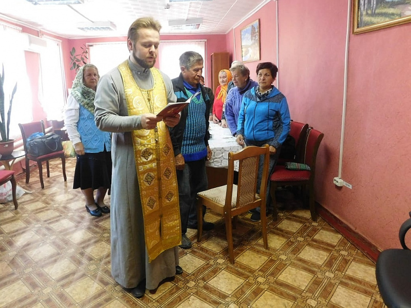 Благочинный приходов Кашарского округа иерей Георгий Грошев посетил Центр социального обслуживания граждан пожилого возраста и инвалидов сл. Кашары