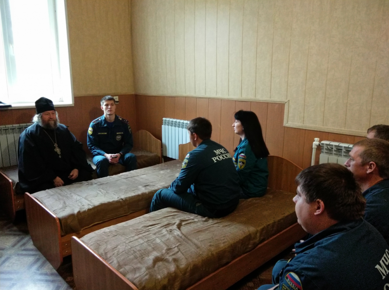 Протоиерей Александр Бралгин поздравил с профессиональным праздником сотрудников части МЧС в ст. Обливской