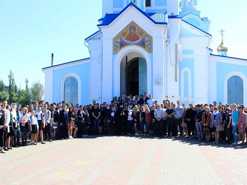 В день памяти равноапостольных Мефодия и Кирилла, учителей Словенских Преосвященнейший епископ Симон благословил выпускников школы на сдачу государственных экзаменов