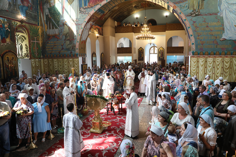 Преображение Господне – один из двенадцати главных праздников православных христиан архиерейским богослужением отметили в Покровском кафедральном соборе города Шахты